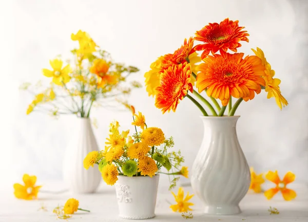 ウーに白い花瓶に赤と黄色の花の美しい花束 — ストック写真