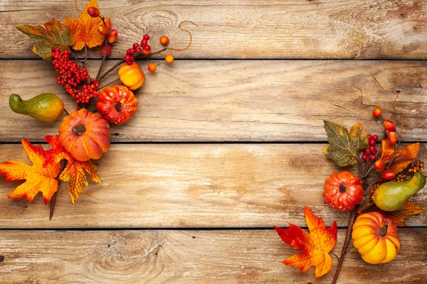 Świąteczny jesienny wystrój z dyni, jagód i liści na rdzy — Zdjęcie stockowe