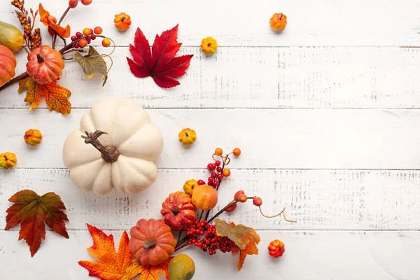 Sváteční podzimní výzdoba z dýní, bobulí a listí na vrtu — Stock fotografie