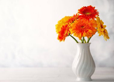 Woo beyaz vazo kırmızı ve sarı çiçek güzel buket