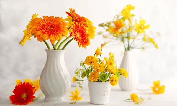 ウーに白い花瓶に赤と黄色の花の美しい花束 — ストック写真