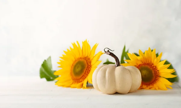 Herbst-Stillleben mit Sonnenblumen und weißem Kürbis — Stockfoto