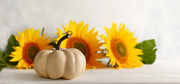 Herbst-Stillleben mit Sonnenblumen und weißem Kürbis — Stockfoto