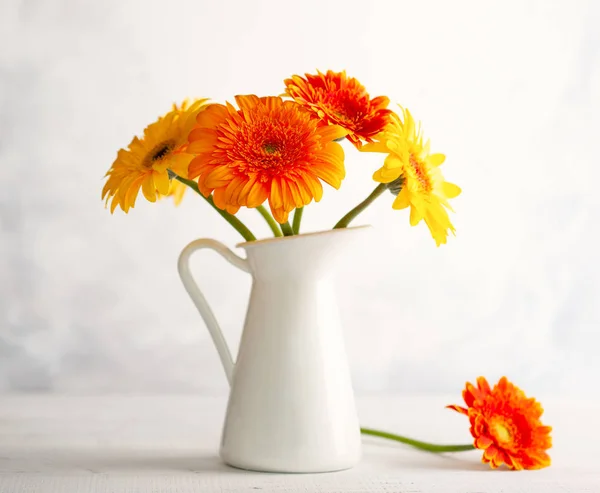 Hermoso ramo de flores rojas y amarillas en jarrón blanco en woo —  Fotos de Stock