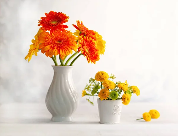 Beau bouquet de fleurs rouges et jaunes en vase blanc sur woo — Photo