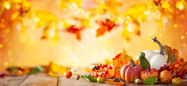 Fondo de otoño de hojas caídas y calabazas en vint de madera — Foto de Stock