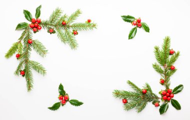Ladin ve holly dalları ile Noel kompozisyon re