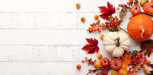 Festliche Herbstdekoration aus Kürbissen, Beeren und Blättern an einem Pfingstwochenende — Stockfoto