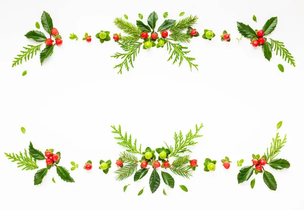 Composición navideña con ramas de abeto y acebo con re — Foto de Stock