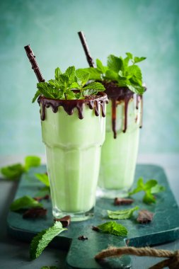 Naneli çikolatalı milkshake