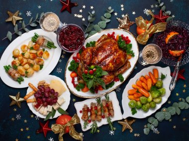  Noel ve yeni yıl akşam yemeği kavramı. Üstten görünüm.