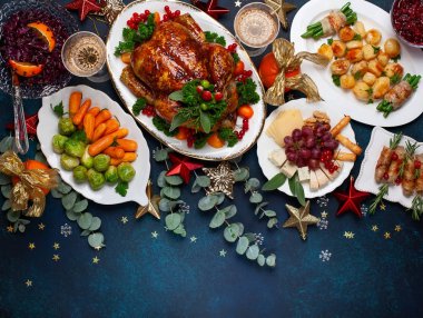  Noel ve yeni yıl akşam yemeği kavramı. Üstten görünüm.