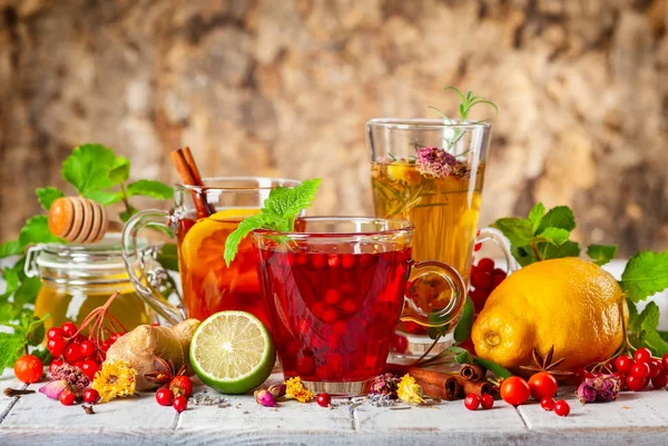 Çeşitli sağlıklı tıbbi içecekler.