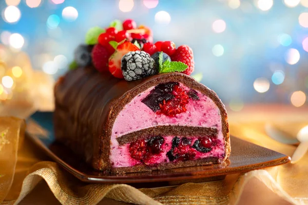 Chocolate and berries log cake. — Stock Photo, Image