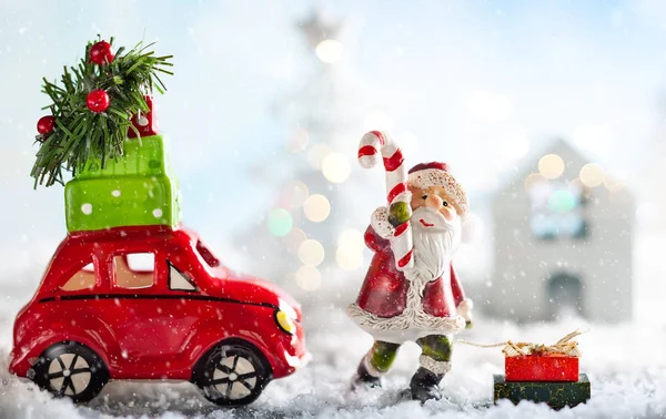 Noel Baba ve kırmızı oyuncak araba karlı la Noel hediyeleri taşıyan — Stok fotoğraf