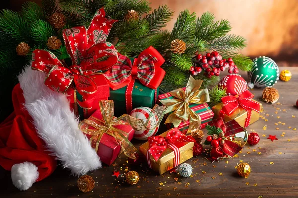 Kerstballen en geschenkdozen op houten achtergrond — Stockfoto