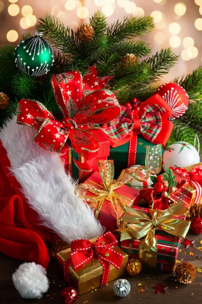 Bolas de Natal e caixas de presente no fundo de madeira — Fotografia de Stock