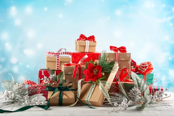 Weihnachtskonzept mit Geschenkschachteln. — Stockfoto