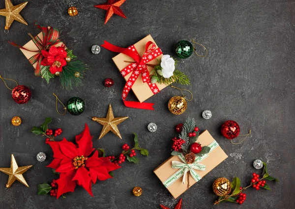 Presentes de Natal, decorações e flores poinsettia no bac preto — Fotografia de Stock