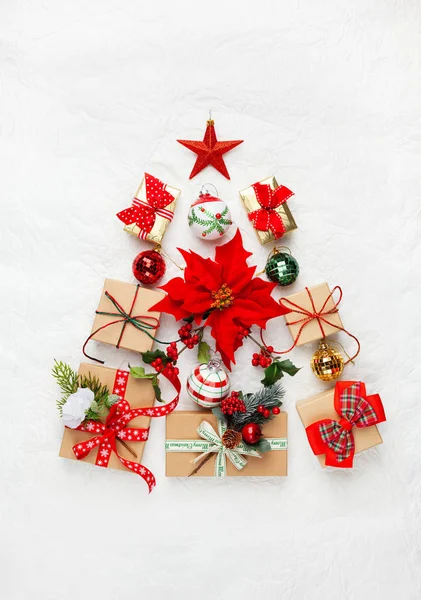 Kerstboom gemaakt van Kerstcadeaus en decoraties op whit — Stockfoto