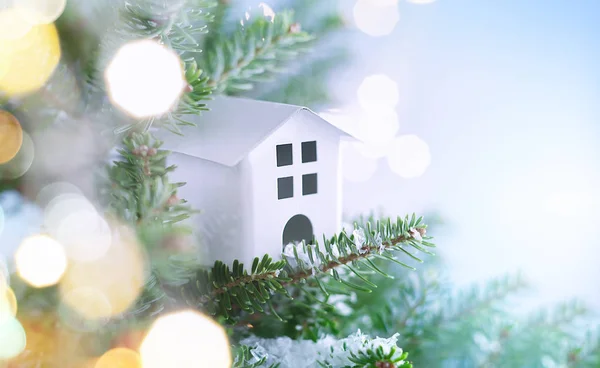 Bl üzerinde ev Noel süsler ile Noel köknar ağacı dalları — Stok fotoğraf