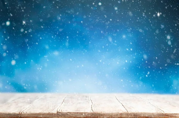 Piękne zimowe tło z drewnianym starym biurkiem i niewyraźne Blu — Zdjęcie stockowe