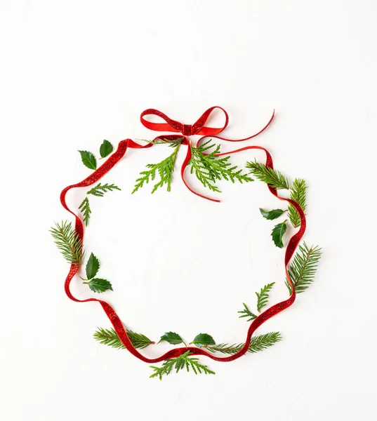 Composição de Natal com fita vermelha, ramos de abeto e h — Fotografia de Stock