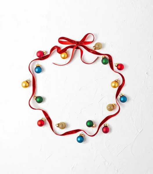 赤いリボンとクリスマスの装飾品iとクリスマスの組成物 — ストック写真