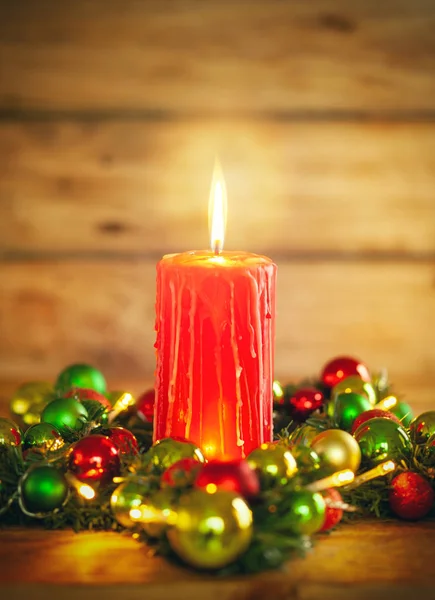 Burning Christmas red candle and  festive Christmas arrangement — Stock Photo, Image