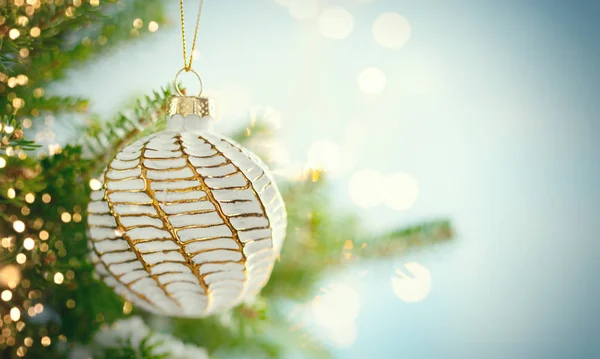 Ramas de abeto de Navidad con adornos en fondo azul borroso —  Fotos de Stock