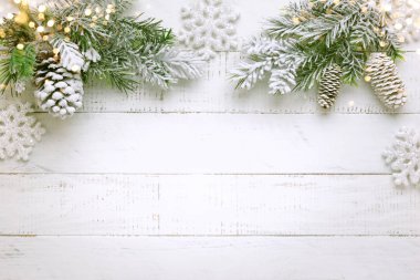 Karda çam kozalağı ve retro stil clo ile Noel ağacı dalı