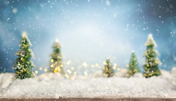 Prachtige winterse achtergrond met houten oude bureau, dennenbomen en — Stockfoto