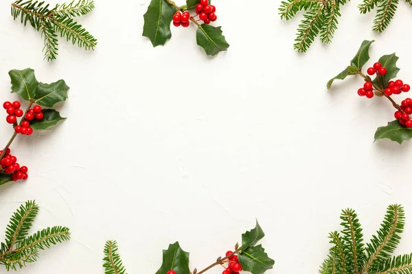 Fondo de Navidad con ramas de abeto, hoja perenne y h —  Fotos de Stock