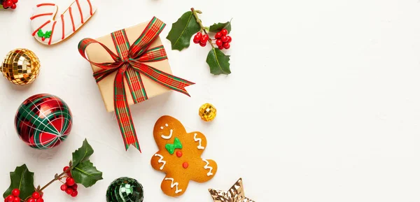 Sfondo natalizio con biscotti di pan di zenzero, scatole regalo e br — Foto Stock