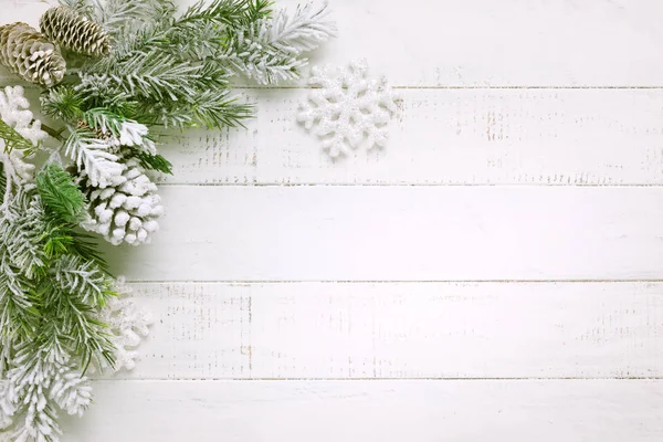 Rama de árbol de Navidad con cono de pino en nieve y estilo retro clo —  Fotos de Stock