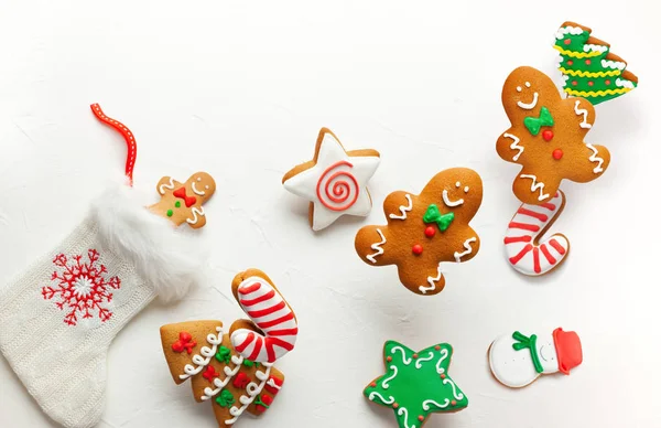 Fond de vacances de Noël avec biscuits au pain d'épice volant dans — Photo