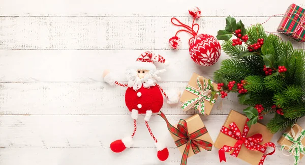 Noel arkaplanı hediye kutuları, Noel Baba oyuncağı ve şubesi — Stok fotoğraf