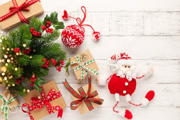 Boże Narodzenie tło z pudełek, Santa Claus zabawki i oddział — Zdjęcie stockowe