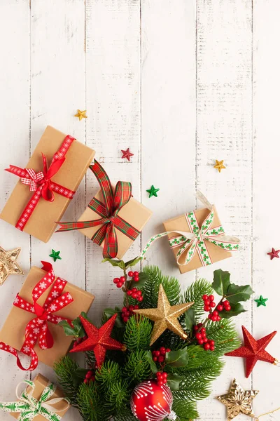 Fundo de Natal com caixas de presente, decorações de Natal e — Fotografia de Stock