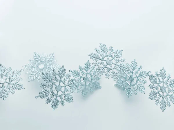 Uroczyste tło zimowe z dekoracyjnymi płatkami śniegu w locie. — Zdjęcie stockowe