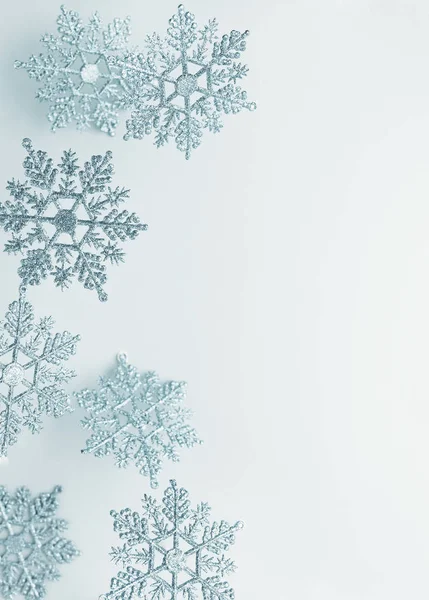 Fundo de inverno festivo com flocos de neve decorativos em voo . — Fotografia de Stock