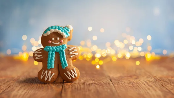 Biscoitos de gengibre de Natal com decorações de Natal em madeira — Fotografia de Stock