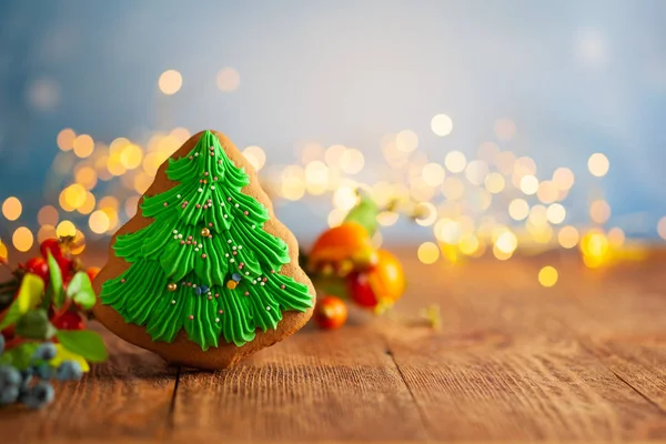 Galletas de jengibre de Navidad con decoraciones de Navidad en madera — Foto de Stock