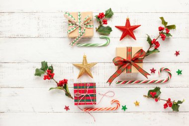 Noel arkaplanı hediye kutuları, Noel süsleri ve 