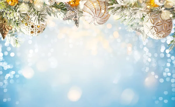 Natal fundo de inverno com bugigangas de Natal e abeto — Fotografia de Stock