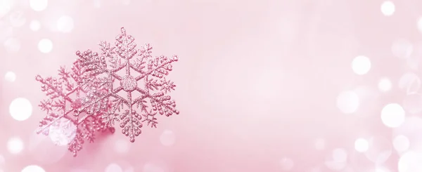 飛行中の装飾的な雪の結晶とお祭りの冬の背景. — ストック写真