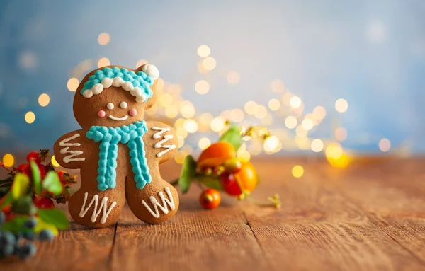 Peperkoek kerstkoekjes met kerstversiering op hout — Stockfoto