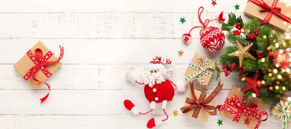 Jul bakgrund med presentaskar, Santa claus leksak och gren — Stockfoto