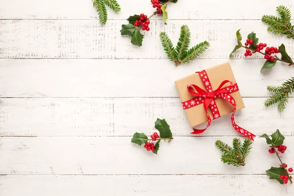 Fond de Noël avec boîtes-cadeaux, décorations de Noël et — Photo