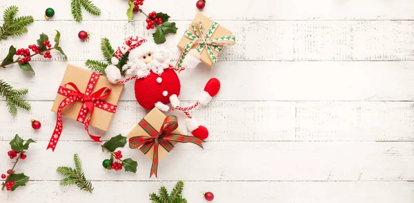 Karácsonyi háttér ajándékdobozok, Mikulás játék és ág — Stock Fotó